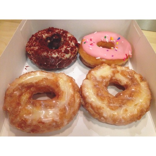 Doughnuts tonight, gym tomorrow ✨ #krispykreme #foodporn #doughnuts