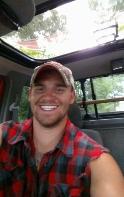 readyrednecks:http://hairyhunky.tumblr.com/