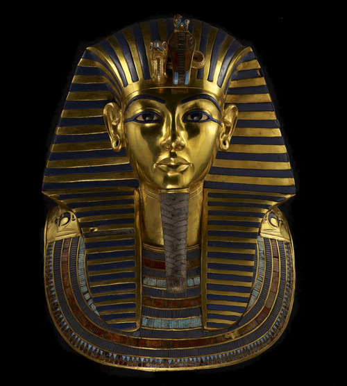humanoidhistory:The ever-astonishing funeral mask of Tutankhamun, aka King Tut. Photograph by Kennet