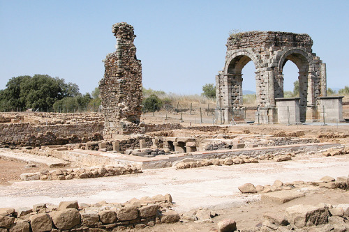aswiftfooted:Public thermae of Capara, and an arch known as The Tetrapylum of Cáparra (the only pers