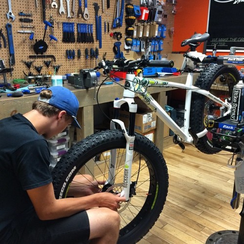 thebicycletree: What’s this?! Could it be the new 2016 @rockymountainbicycles Blizzard #fatbike?! Si