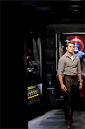 hotmessfassy:Steve Rogers | Behind The Scenes | The Avengers