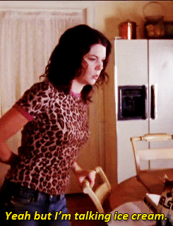 st-marguerite-rp: chordoverstret: Gilmore Girls rewatch ↳ The Deer Hunters (1.04)    paper-girl