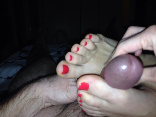 luvmywifesfeet:  Footjob cumshot