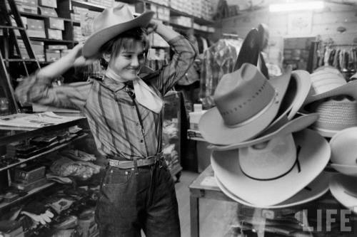 Soviet actress Zhanna Prokhorenko buying a cowboy outfit in California(Nat Farbman. 1960)