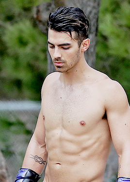 jonasgalaxy:  Joe Jonas showing off his insane body while going shirtless during a training session on September 14, 2016 in Beverly Hills, California. + 