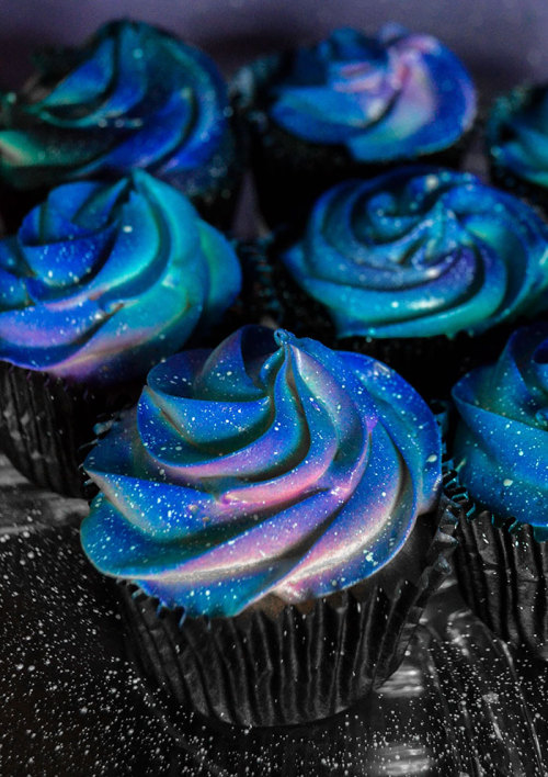 sixpenceee:Galaxy-themed cupcakes and cakes made for a friend’s wedding by a Reddit user named Skizo