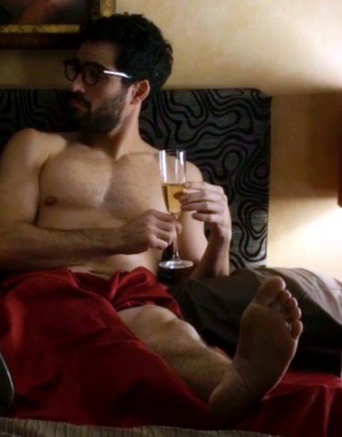 Sex barefoot-famous-men:  Alfonso Herrera   pictures