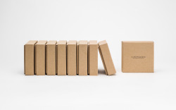 Cutie pentru pantofi.Ambalajul este realizat din carton CO3 Nature. Cutia este personalizată prin serigrafie într-o culoare. Modelul cutiei este FEFCO 0330 și FEFCO 0426.