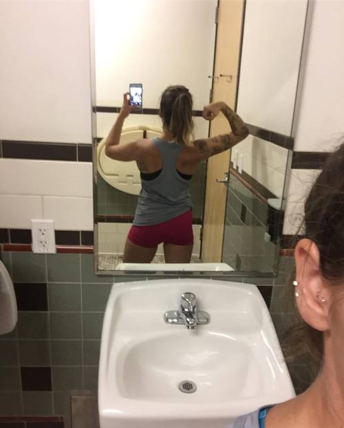 My gym really sucks for mirrors and places to take some solid #flexfriday pictures. Changing my work