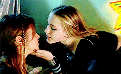missmarlenedietrich:   Fangirl Challenge: 7/15 Films - “Thirteen” (2003)    Oh Mom, you knew what was going on with all those clothes and shit! Christ, you’re not that dumb, are you?