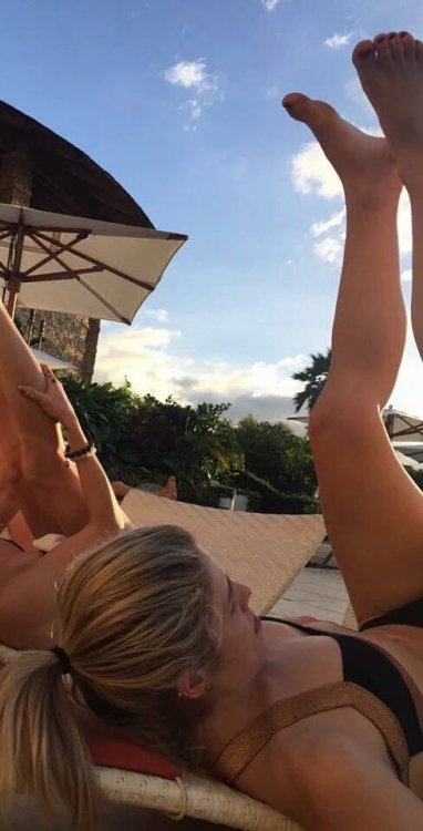 emmaamelia95:supersillyanddorky06:Emily Bett Rickards and her legs. #Goals#leggoals