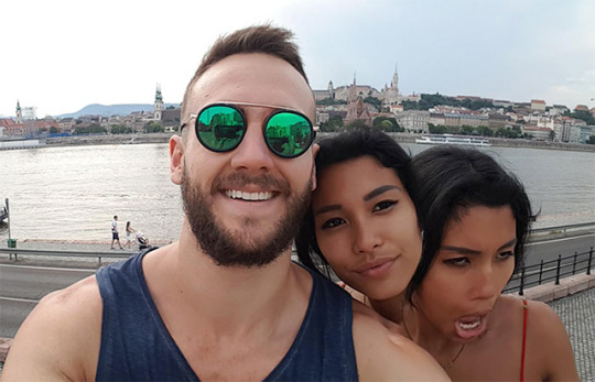 voidbattlemage:  magnumpicactus:  bigwordsandsharpedges:   magnumpicactus:  tiralatele:  Panorámicas mal   Absolutely fucking hate this. Die.  how about a relaxing trip to the space-folding beach   I never knew I hated you this much until this moment.