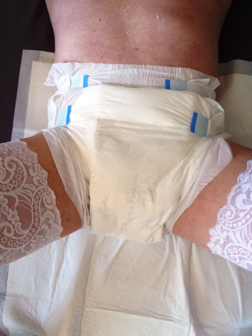 Diaper and rubber pantiesWindel und Gummihöschen