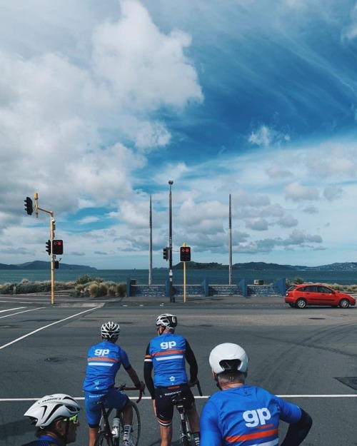 fabbricadellabici: Sunday GP traffic light vibes#redlight #redcar #wellingtonlive #sundaygp (at Peto