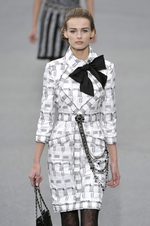 unes23:Edita Vilkeviciute at Chanel SS09