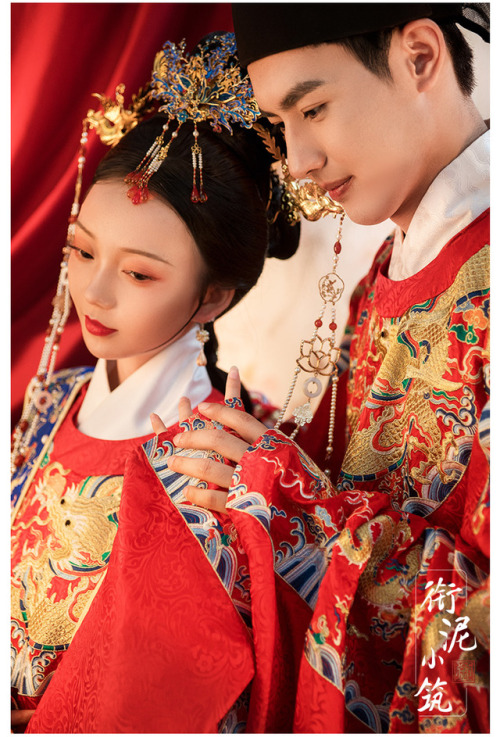ziseviolet:Traditional Chinese Wedding Hanfu in the style of the Ming Dynasty. 
