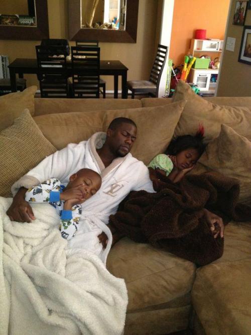 gdirtydime19: I love this Pic of Kevin and His KIDS….  That Unconditional LOVE is what i