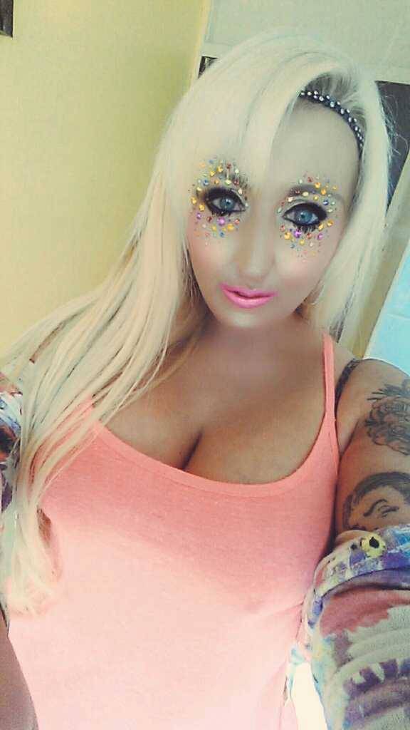 babygurl2u:  g-squeazy:  Hello! Babygurl2u here!  Follow me for fun guys!  Xx  ^^