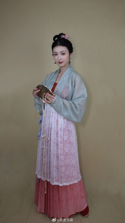 hanfugallery:chinese hanfu | waist ornaments oxalis knots酢浆草结 + pleated skirts baidiequn百迭裙