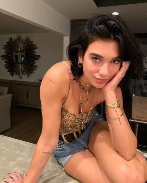 jeanswithbelts:The fantastic Dua Lipa with an amazingly sexy belt. Such a great singer and songwrite