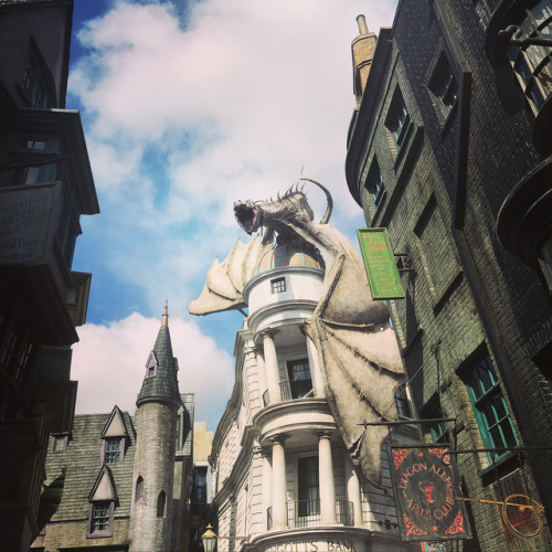 chriscolfernews:chriscolfer Finally made it to Hogwarts!!! Thanks for having us @universalorlando!#t