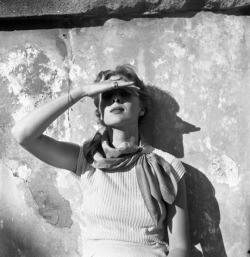 wehadfacesthen:  1 - Unidentified woman, Rome, 1952, photo by Genevieve Naylor 2 - Suzy Parker in Morocco, 1953, photo by Georges Dambier 