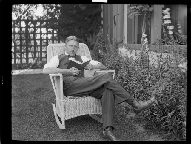 Johan Hagemeyer (1884-1962) :: [Johan Hagemeyer reading in chair.] [negative] Selfportrait | src OAC