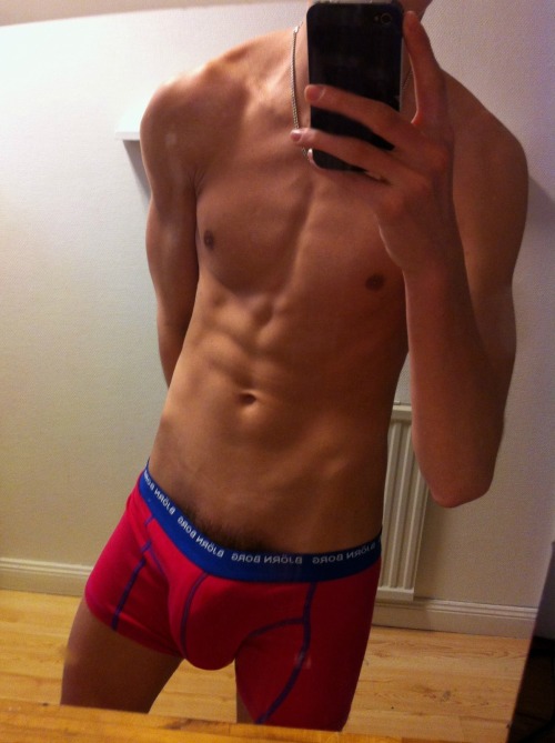 straightguynaked:  More Straight Guys Pics and Videos at http://guystricked.com/