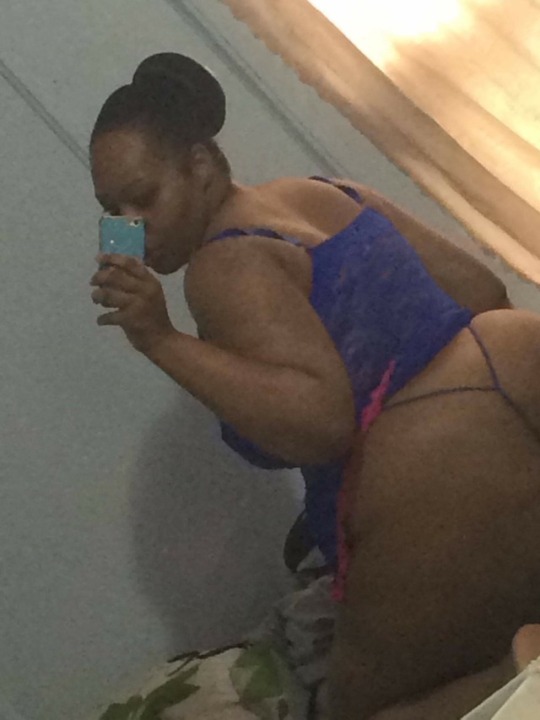 lyonqueen:  Old pics of my Sexy Juicy Ass😘😘