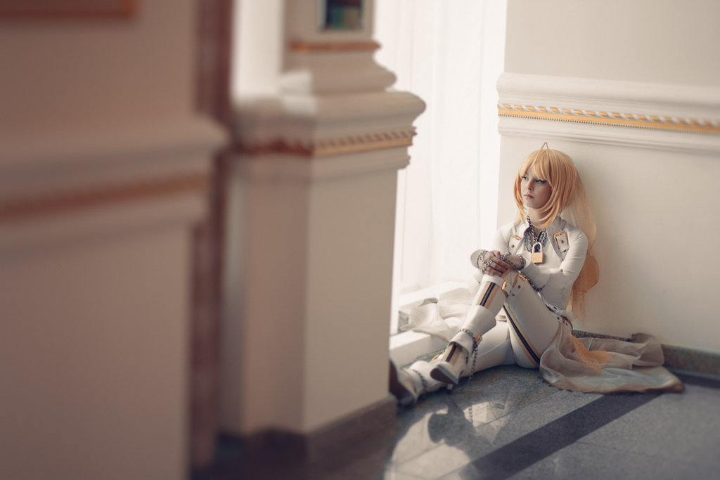 Cosplay Gril Disharmonica (Fate Stay Night - Saber Bride) 2HELP US GROW Like,Comment