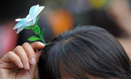 zkou:  cctvnews:  Bean sprout flowers are blossoming nationwide as over 100 kinds of hairpins with the plant design have become popular among the elderly and young. People wearing various bean sprout flowers on their head are forming a unique landscape.