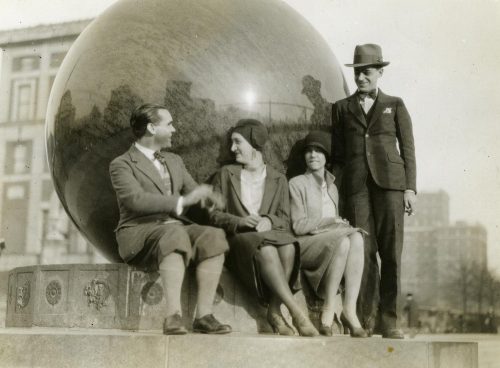 Federico García Lorca. Com a família (fotos 1 e 2); em Granada (foto 3); em Vermont (foto 4); com Salvador Dalí (foto 5); com amigos da residência de estudantes (foto 6); em Columbia (foto 9).