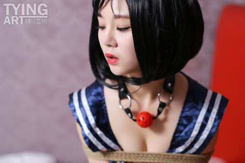 www.tyingart.com/gallery/00651またOTOHAさんのセーラー服美少女コスプレ緊縛画像です。今度はね、ボールギャグがいるよ～