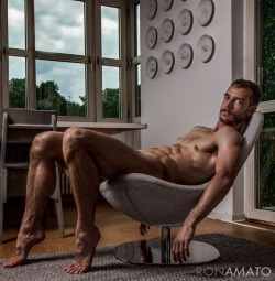 ronamato: @aubergine.diaries in Berlin, June 2017. Today in my At Home gallery.  …. ronamato.com/at-home …. #ronamatophotography #ronamato #athome #home #berlin #sexy #sexymen #sexygay #instagay #gayswithbeards #abs  (at Berlin, Germany)