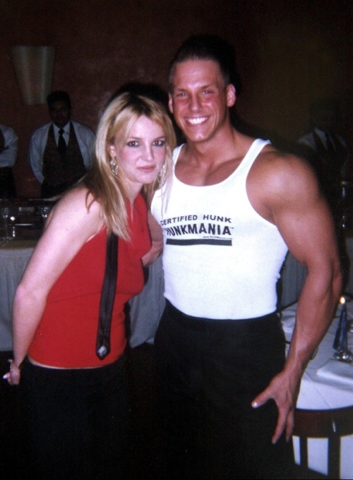 britneyspearsuniverse:Britney celebrating her birthday - 2001