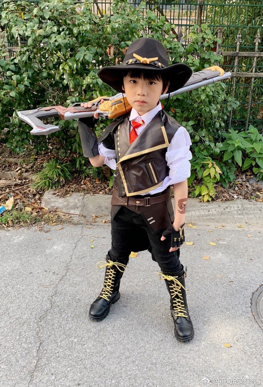 spcrash:  Ashe and B.O.B. cosplay by jemery0328 and their father. “D.A.D., do something?!?”