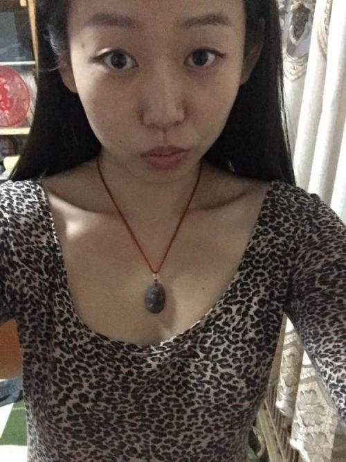 myhotgf-e: 前几天骚货回国 回来以后看到漂流瓶发的照片。果然谁都可以看你奶子啊。那就不怕露脸咯