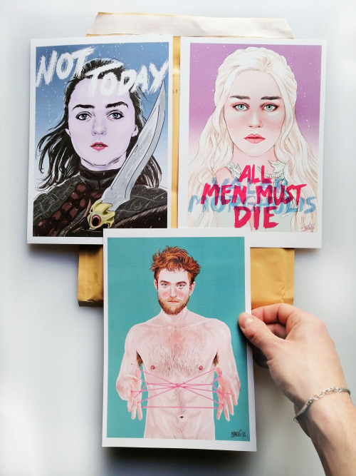 Arya Stark, Daenerys targaryen adn Robert Pattinson in small size leaving to UK (signed prints) © Iv