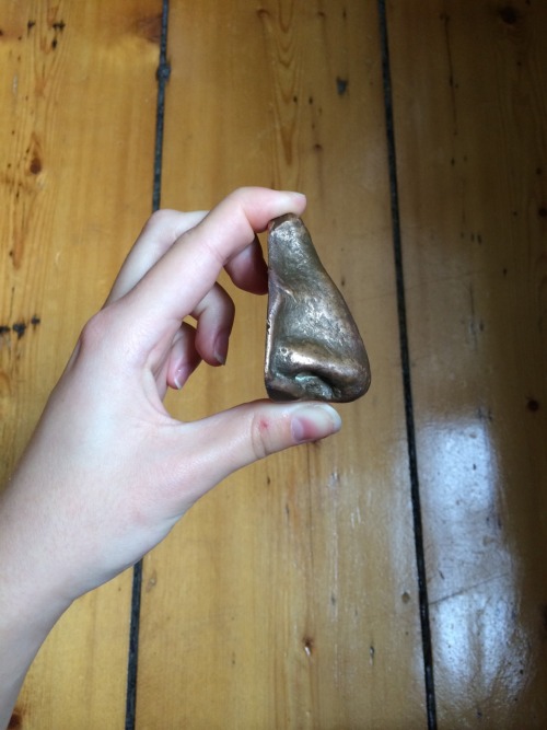 divination:My boyfriend gave me a bronze cast of his nose
