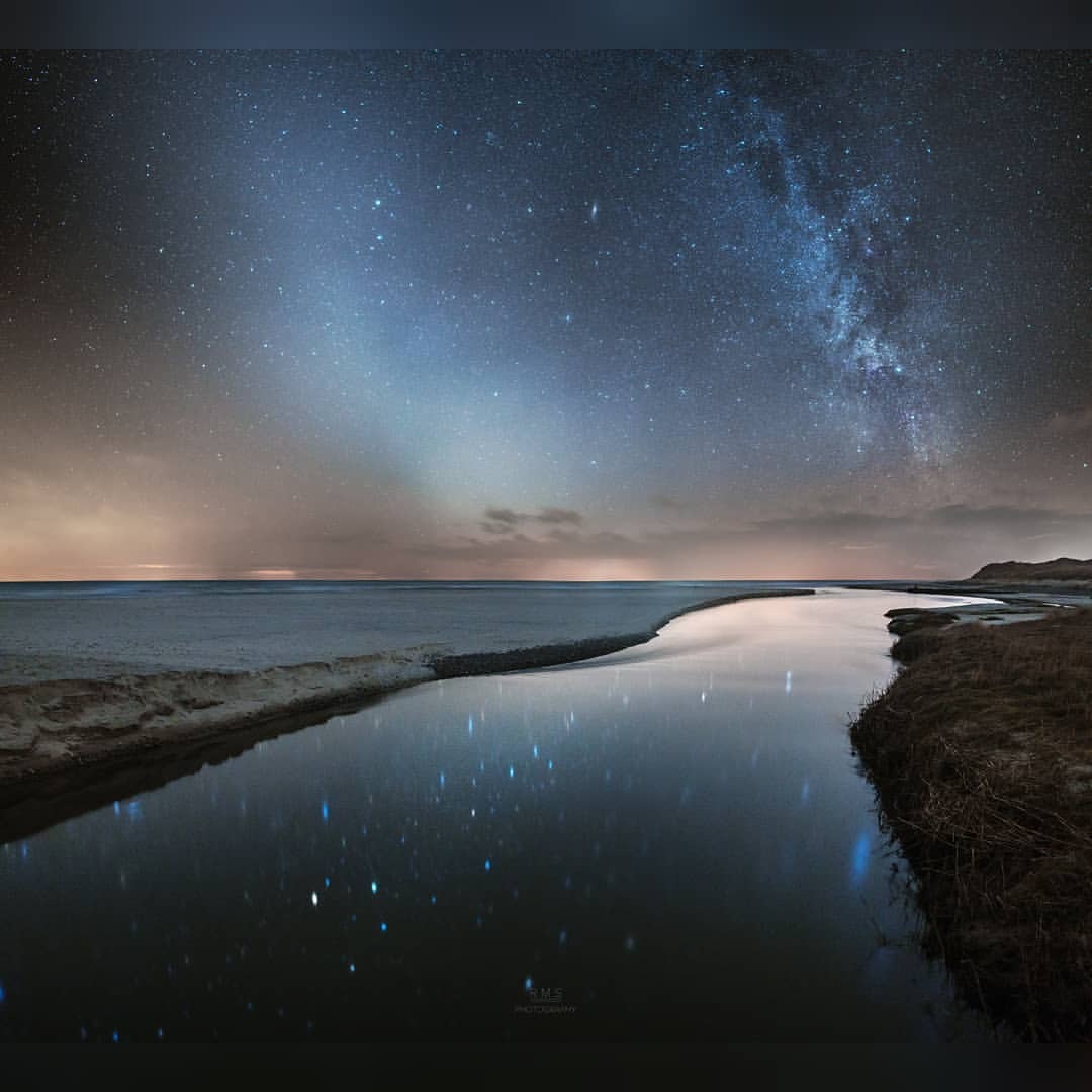 Dueling Bands in the Night #nasa #apod #centralband #milkyway #galaxy #zodiacallight