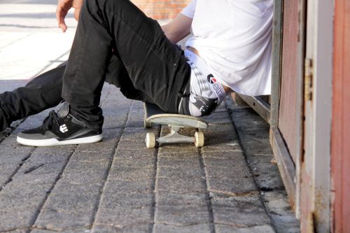 sagginboys: Skater sagging in a rope belt