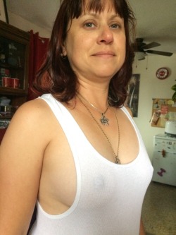 drewwolverine:  a little smile, sideboob, and pokies!!  Shes got yummy pokies plenty of pics should follow them