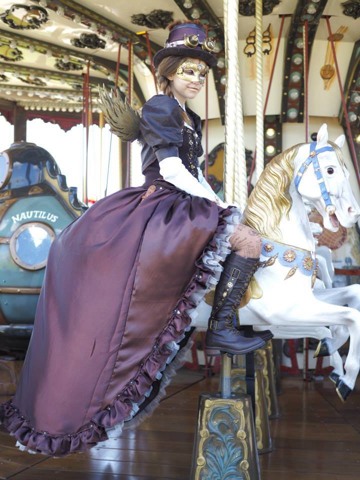 arsenicinshell:  Laetitia Goeres Vega is a super mum who made herself the costumes