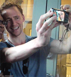 sherekahnsgirl:  lokihiddleston: Tom Hiddleston with fans Bonus :   Look at the
