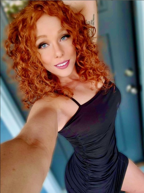 awesomeredhds:the_alianna🥰🥂-#redhead #redhair #ginger #gingerhair #gingergirls#girlswithredhair #curlygirl #curlyhair #girlswithcurls#naturalhair #blueeyedgirls #blueeyes #girlswithtattoos#strongwomen #musclewomen #fitgirls
