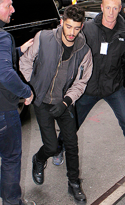 harrystylesdaily:  Arriving at NYC Hotel. - 11/26 