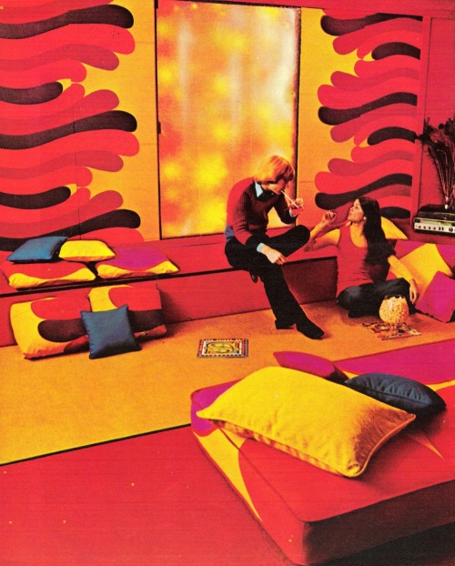 Marimekko fabrics by Maija Isola (Albatrossi and Istuva Härkä,1967), McCall’s C