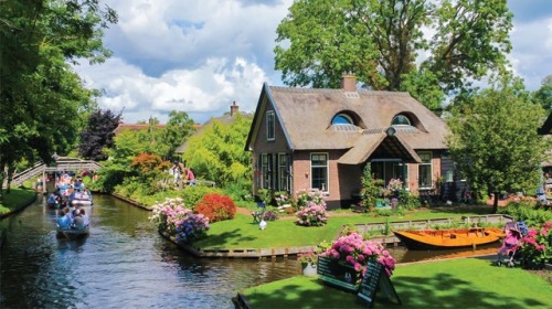 floralls: Giethoorn Netherlands: A Magical Town with No Roads