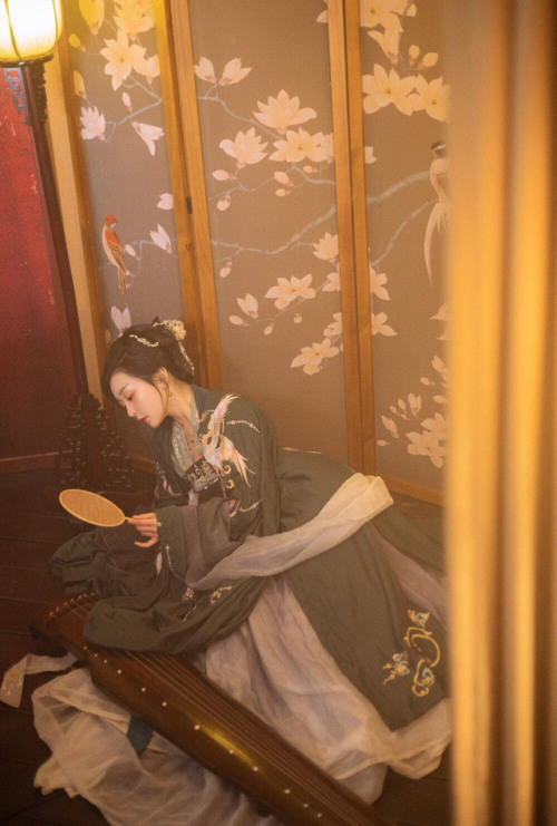 ziseviolet: Traditional Chinese hanfu and guqin/古琴 (zither).